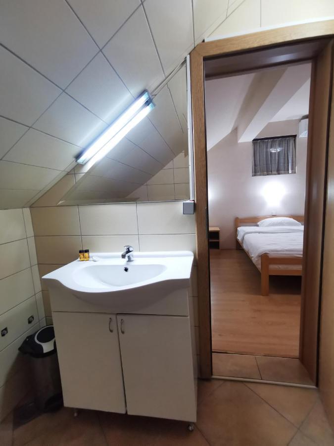 Motel Imperija Ub Bagian luar foto